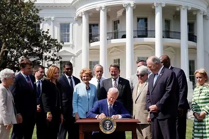 拜登发布非约束性目标：2030年新车销售50%零排放