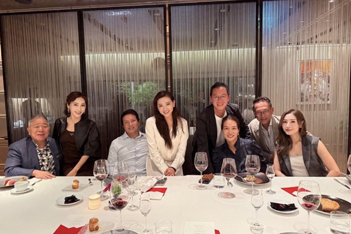 香港百亿名流夫妇聚会，李嘉欣黎姿携眷出席，两人好美合照在边上