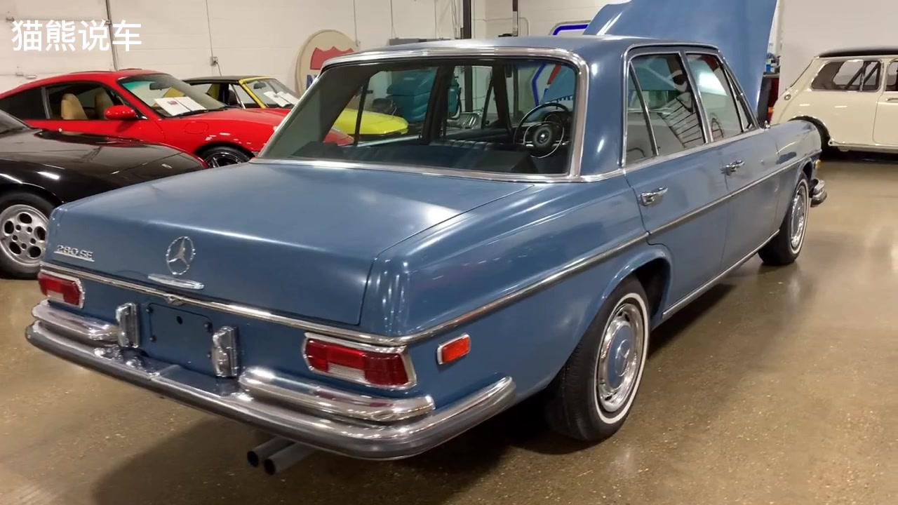 1968年的奔驰S级，经典游艇蓝内饰，低配车型现在依然奢华