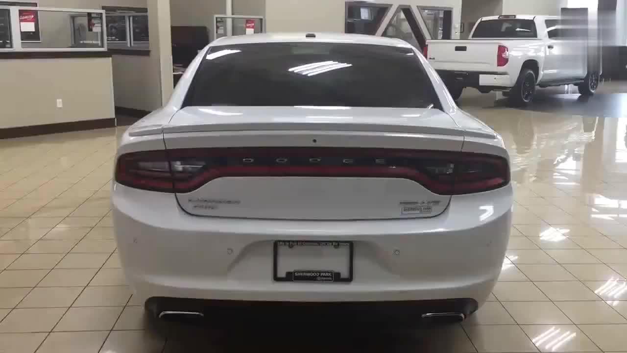 被你样子吸引，中大型4门肌肉轿车道奇战马实拍欣赏