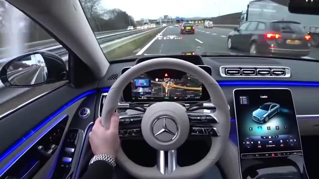 奔驰S500上高速第一视角，这便是要努力赚钱的原因