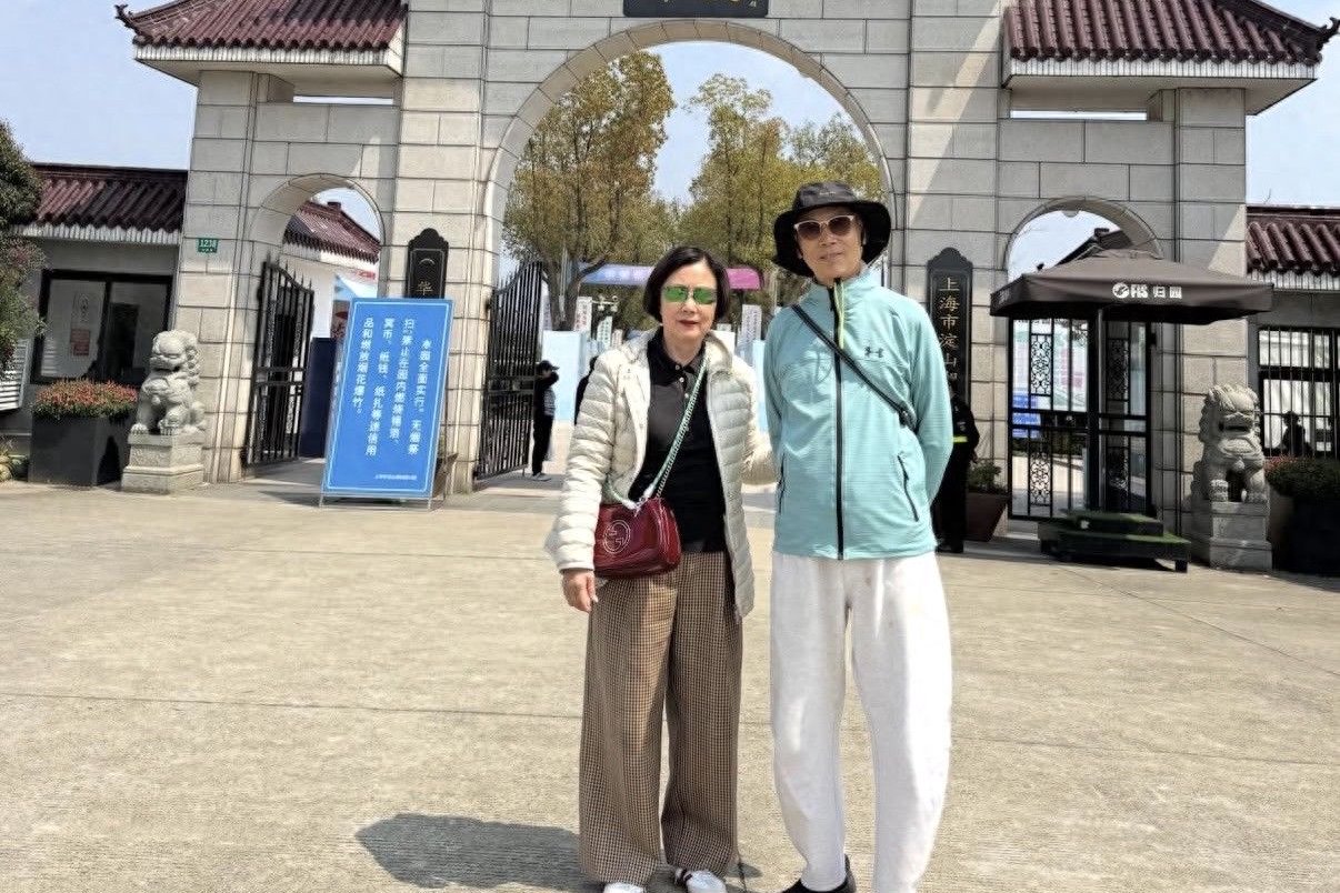 78岁汪明荃回上海老家探亲，带罗家英给祖父母扫墓，顺便踏青赏花