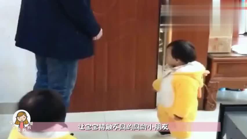 女儿舍不得爸爸出差,接下来小女孩的举动,让爸爸哭笑