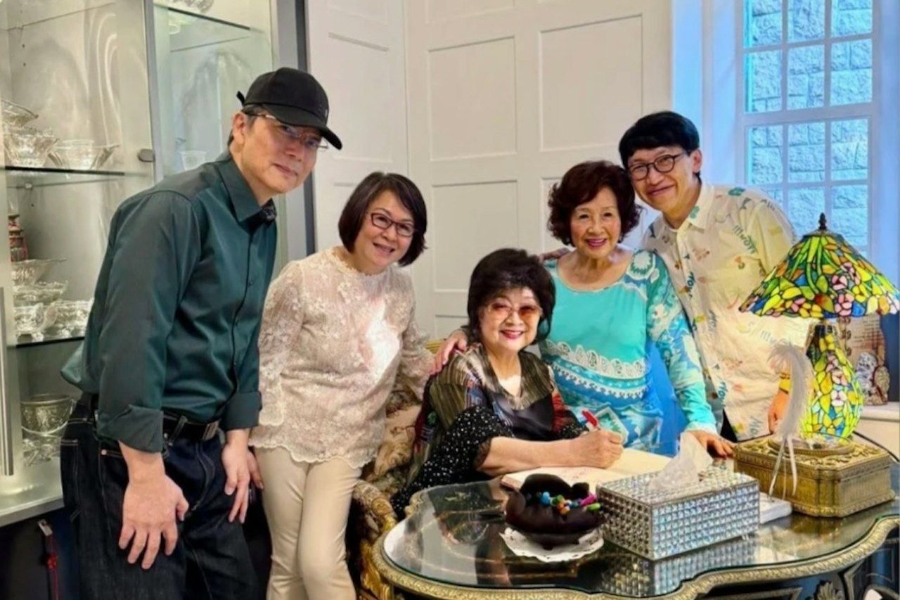 徐小凤做客李锦记大宅，97岁女主人热情接待，大宅灯火通明好气派