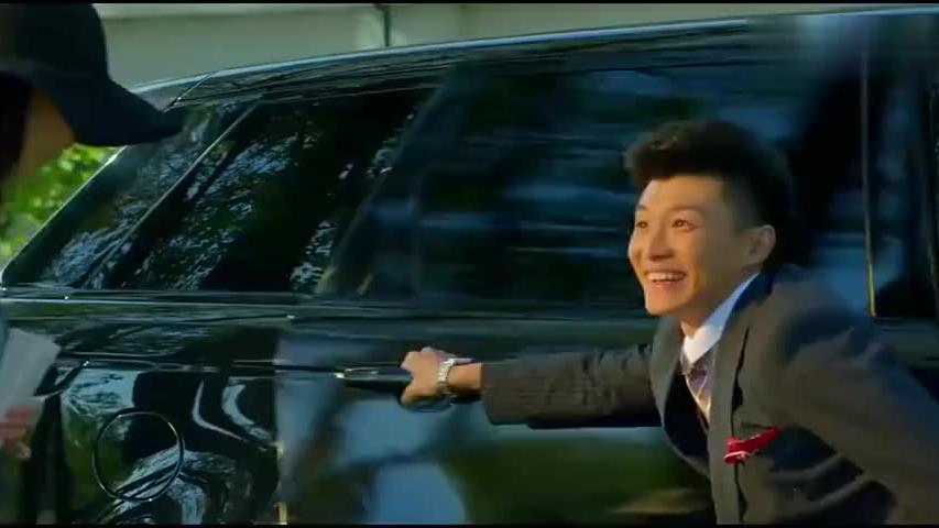 美女路边看书抬起头那一刻，美了开车路过的帅哥看入了迷