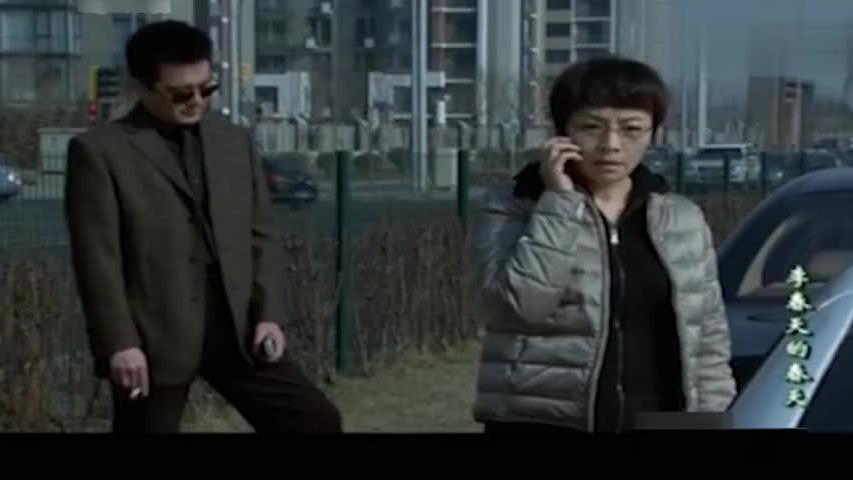 女司机撞了宾利无理耍横骂男子，没想到对方是公司大客户