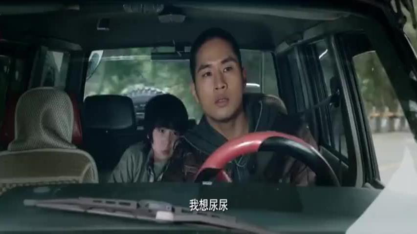 儿子在车上想尿尿，老爸看都不看直接给了个瓶，一个急转老爸懵了