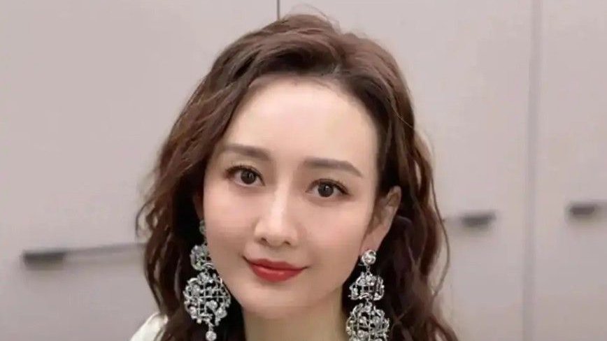 43岁王鸥近况曝光！曾被传与何九华相恋生娃，如今自曝单身引热议