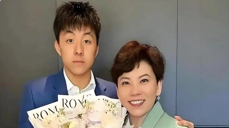 53岁邓亚萍近况曝光！嫁给林志刚婚姻幸福，如今儿子成为她的骄傲
