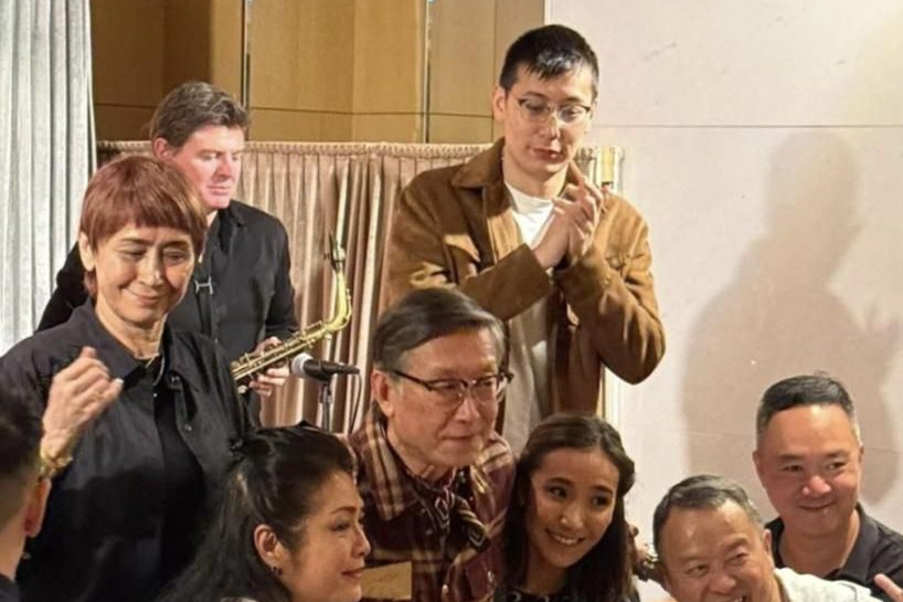 刘伟强65岁生日星光熠熠，逾百人合照场面盛大，郑伊健曾志伟都在