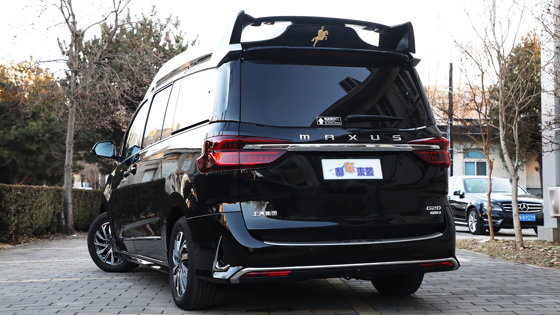 敢竞争丰田埃尔法？新车售价39.5万元，上汽大通金骑士版有多豪？