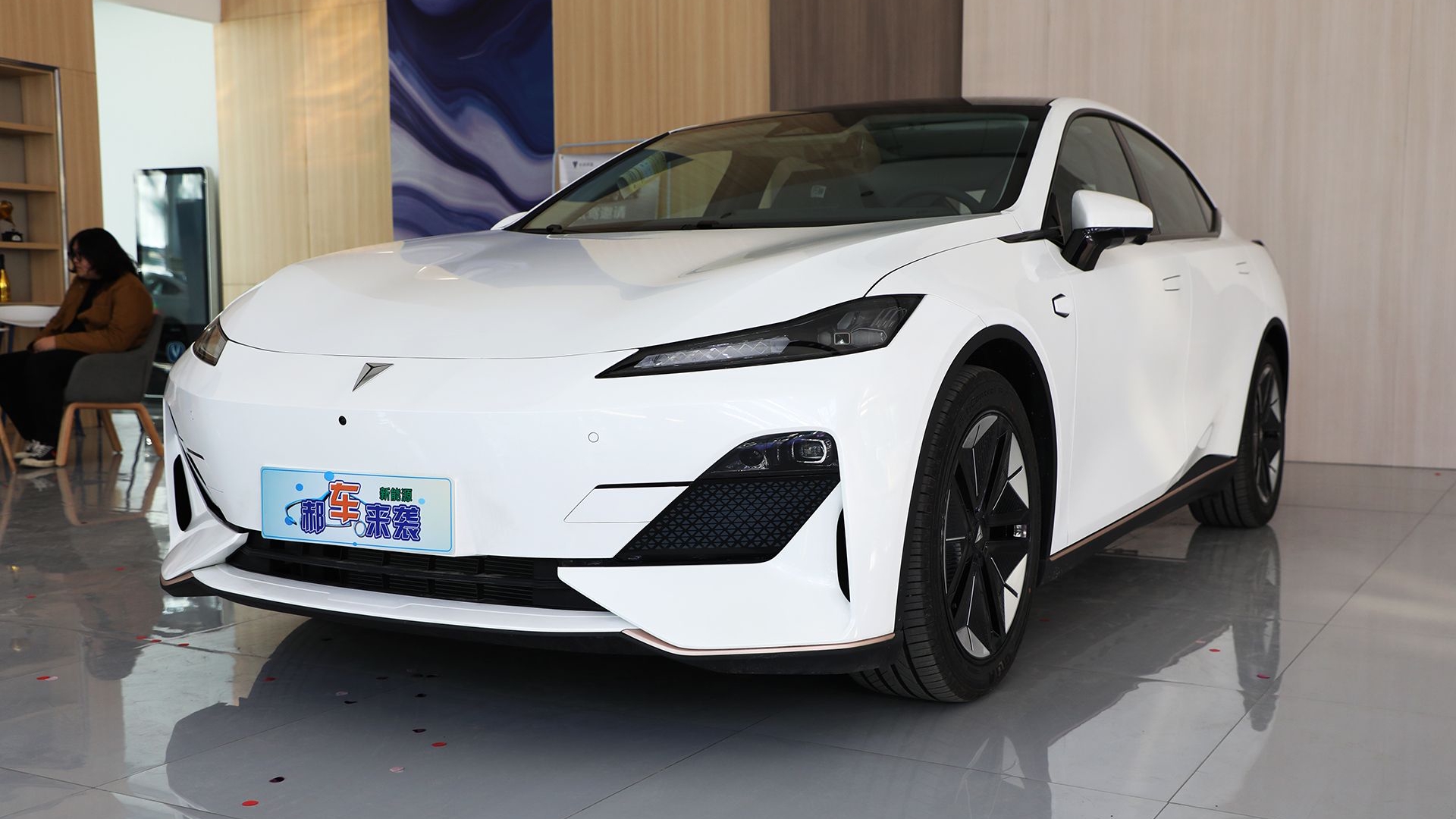 综合续航1200公里+，新车售价16.89万起，到店实拍长安深蓝SL03