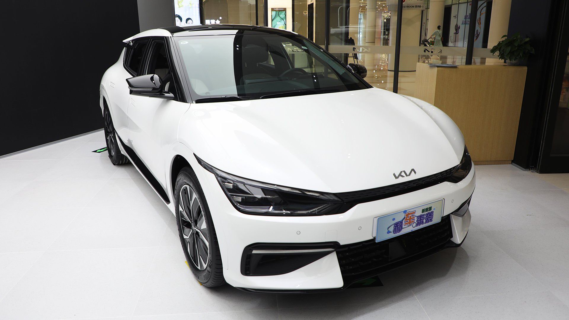 韩系高颜值跨界SUV，售价28.28万续航671公里，实拍进口起亚EV6