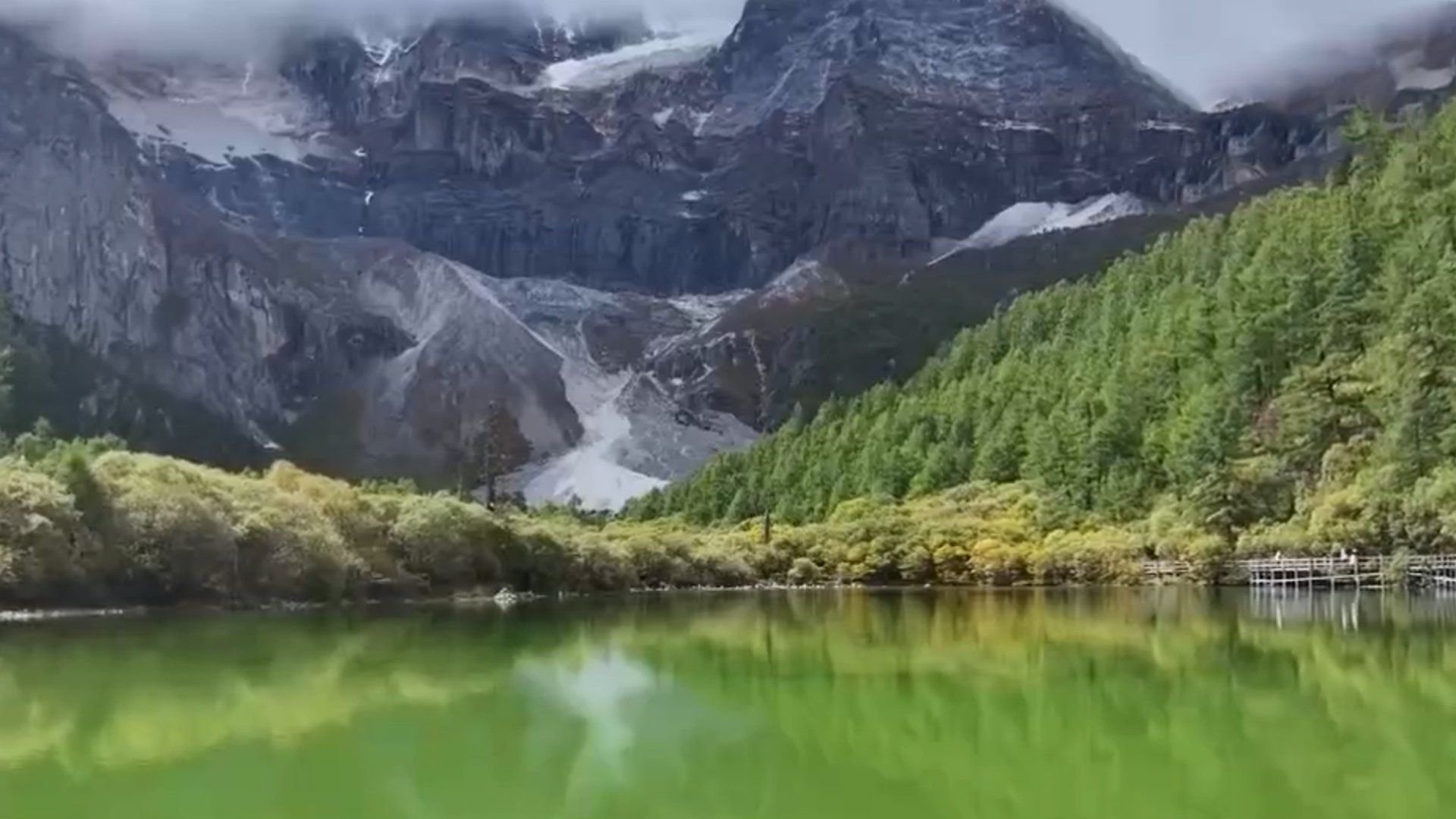 8人被终身禁入亚丁景区