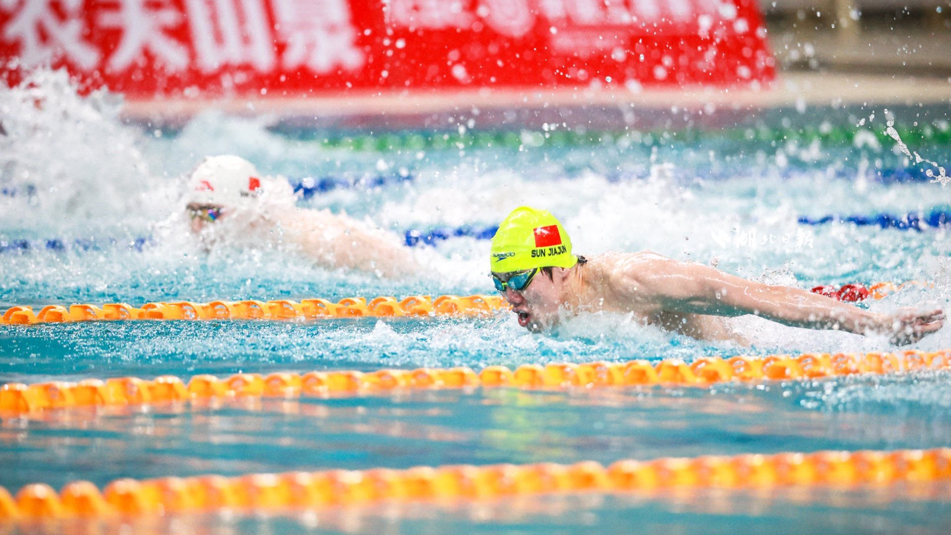 太燃了！100米蝶泳前50米落后，结果孙佳俊疯狂冲刺逆转夺冠