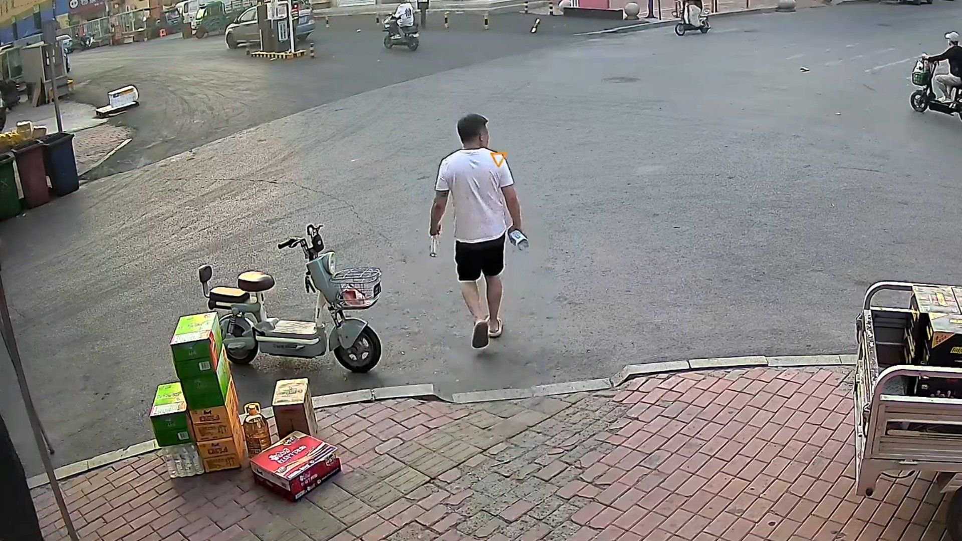 男子逛商店后忘骑走车