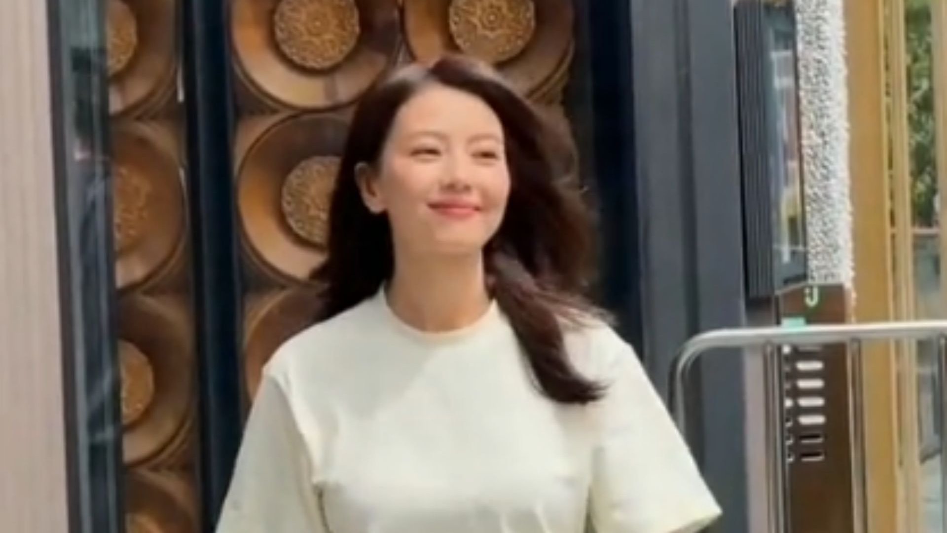 网友韩国街头偶遇46岁高圆圆，与其合影亲和力十足