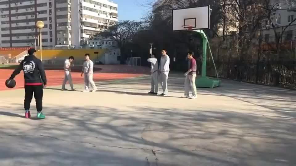 体育老师和学生打篮球，球传到位了，学生们却领会不到啊_新浪新闻