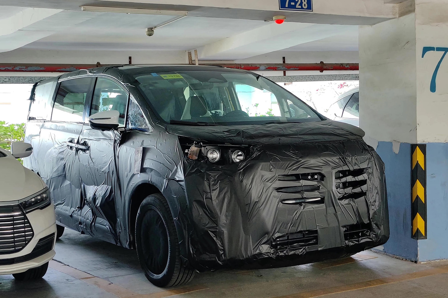 比亚迪全新MPV实车谍照曝光，外观很高大，侧滑门，年内上市