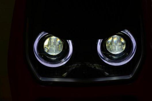 选电动车别忽视大灯配置，这种大灯相当于6200根蜡烛发出的光！