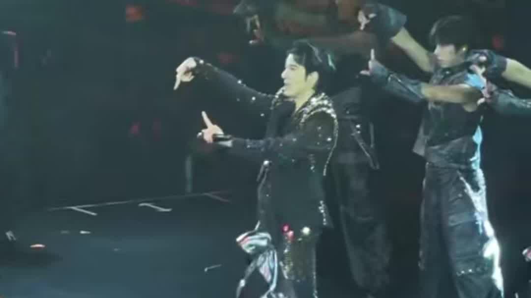 宇树机器人为王力宏伴舞，马斯克点赞