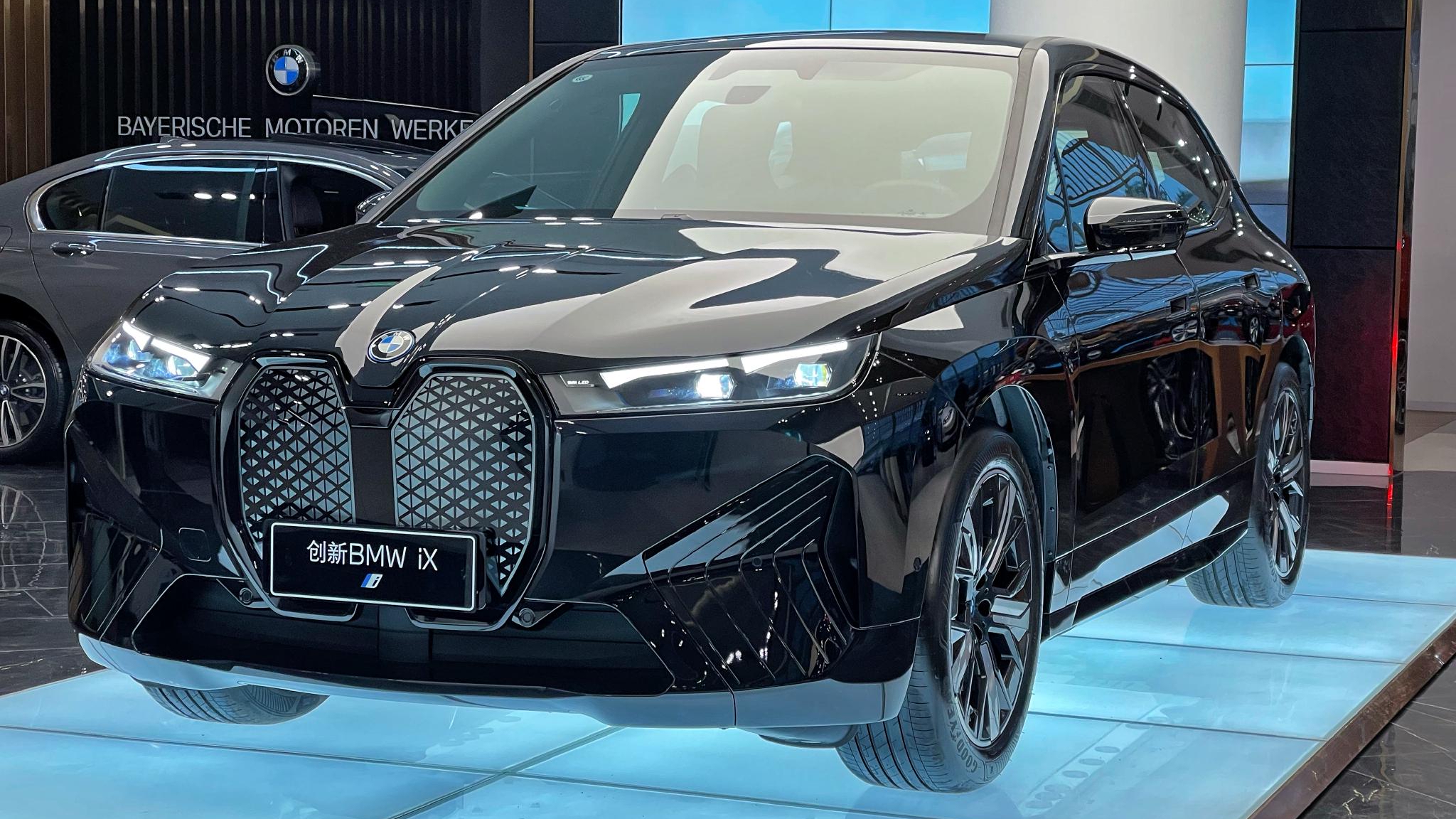 实拍BMW iX xDrive40  更亲民的电动旗舰还有惊艳感吗？