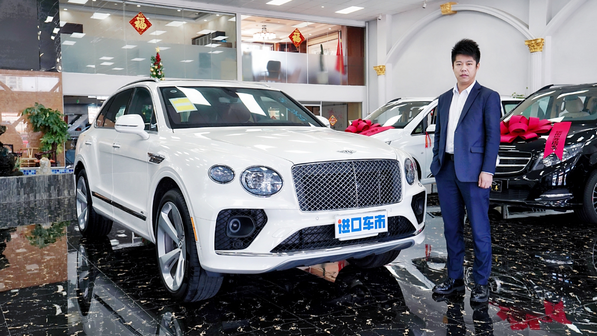 超豪华出行，拥有无法抗拒的魅力，宾利添越实拍