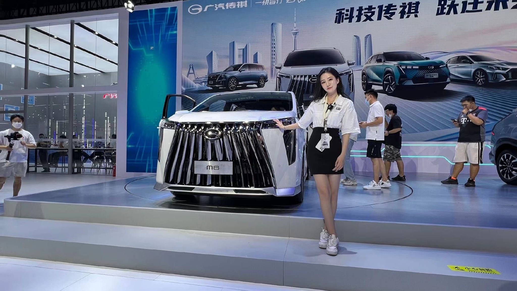 成都车展实拍全新传祺M8,外观大气，内饰豪华，氛围拉满