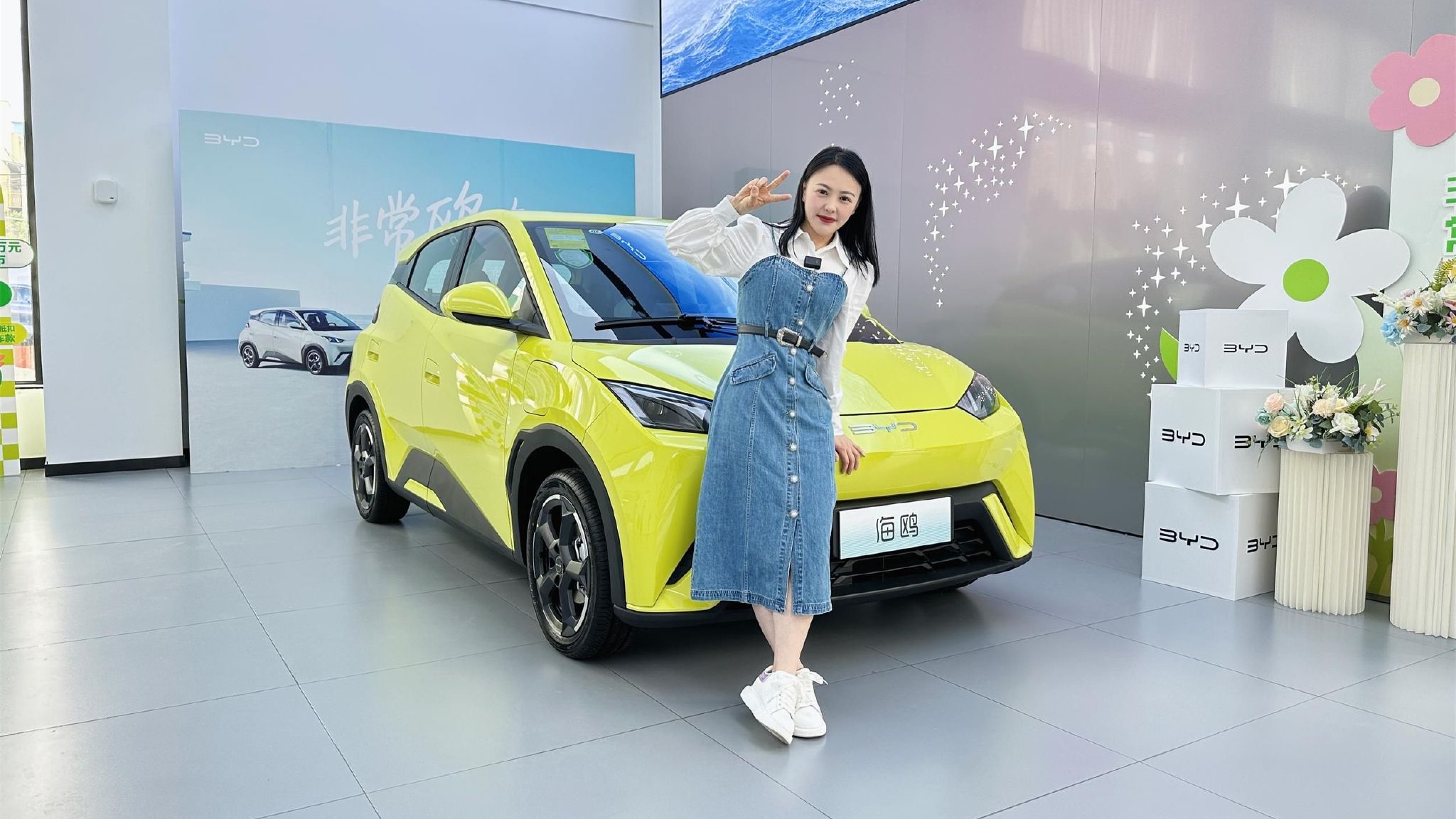 探店实拍比亚迪海鸥，颜值高空间大，小姐姐体验完现场想去订车？