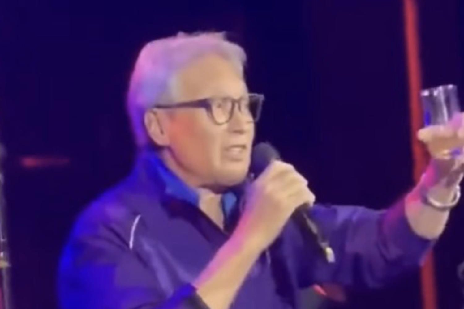 80岁秦祥林现身台湾近况曝光，满头白发风采不减，常年居住在美国