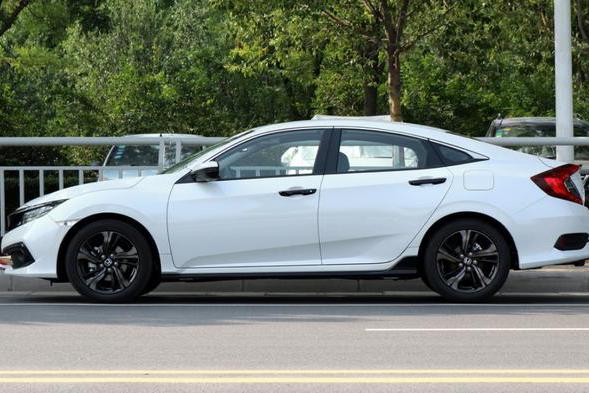 年轻人称为一代神车的它，破百8.6秒，中置排气筒，真能称神？