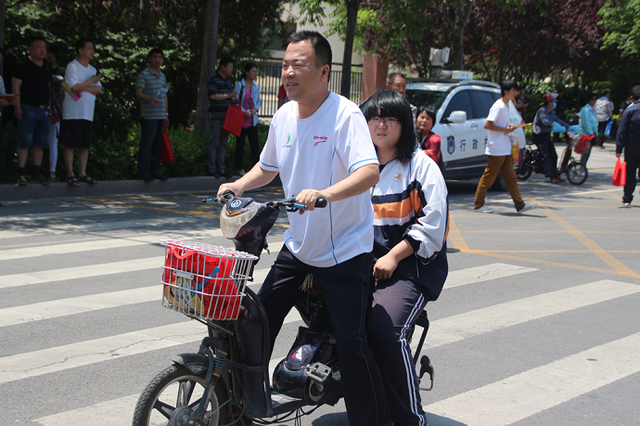 电动车载人有限制，接孩子上学成难题，专家给出3个建议令人不满