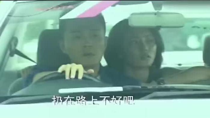 富二代和灰姑娘吵架丢下灰姑娘，没想到灰姑娘转身上了总裁的车