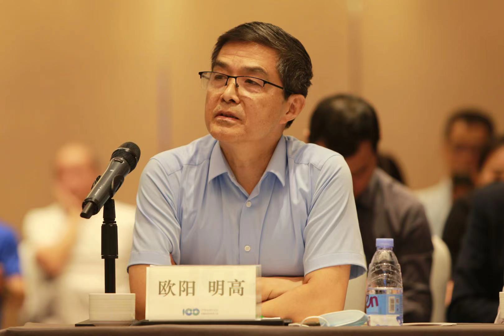 欧阳明高：新造车应学特斯拉，自主车企学比亚迪