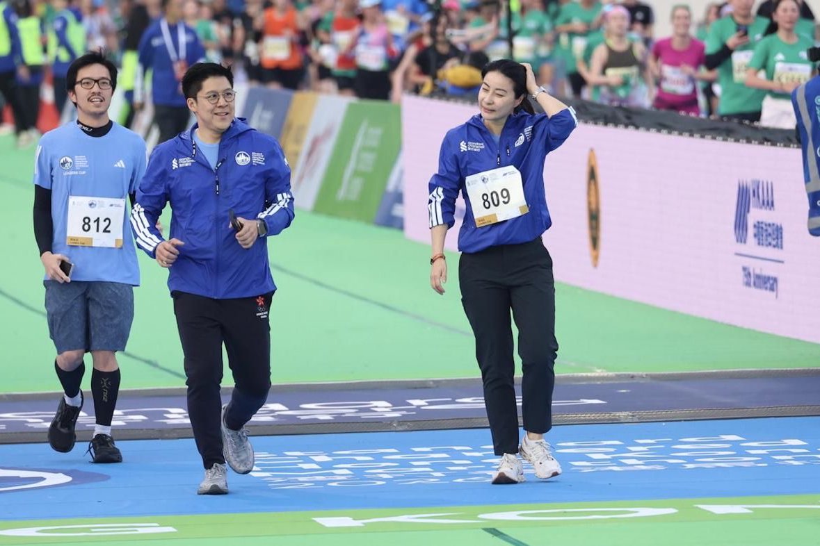 香港名流跑马拉松，霍启刚陪郭晶晶跑两公里，78岁兰桂坊老板参赛