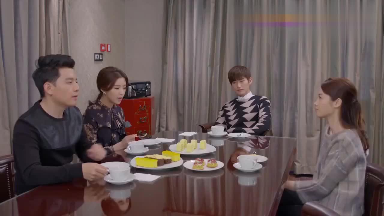封月当众说杉杉家人坏话,封腾一听立马变脸,言清直接把她嘴堵上