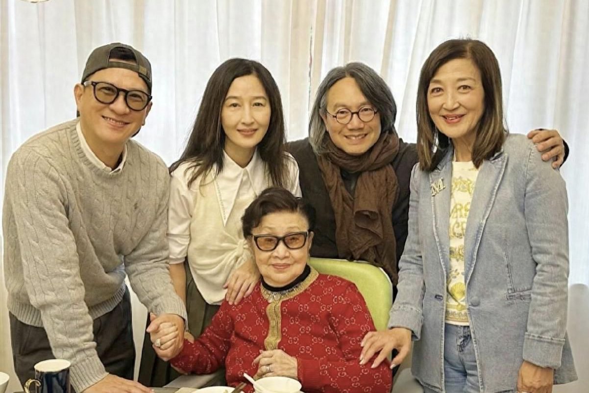 张家辉夫妇给白雪仙拜年，关咏荷素颜长发好优雅，曾与白雪仙为邻