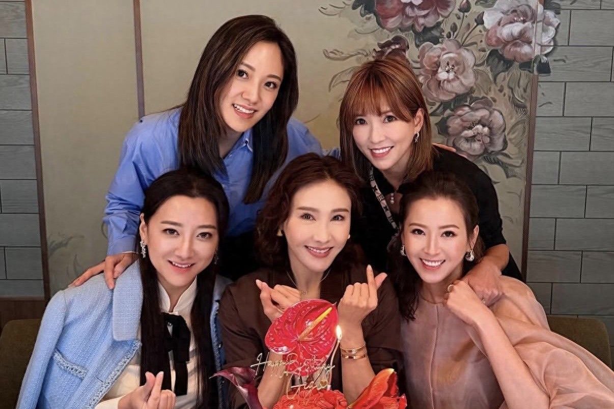 香港众名媛为黎姿庆生，三位老钱家族儿媳妇到场，合照黎姿坐中间