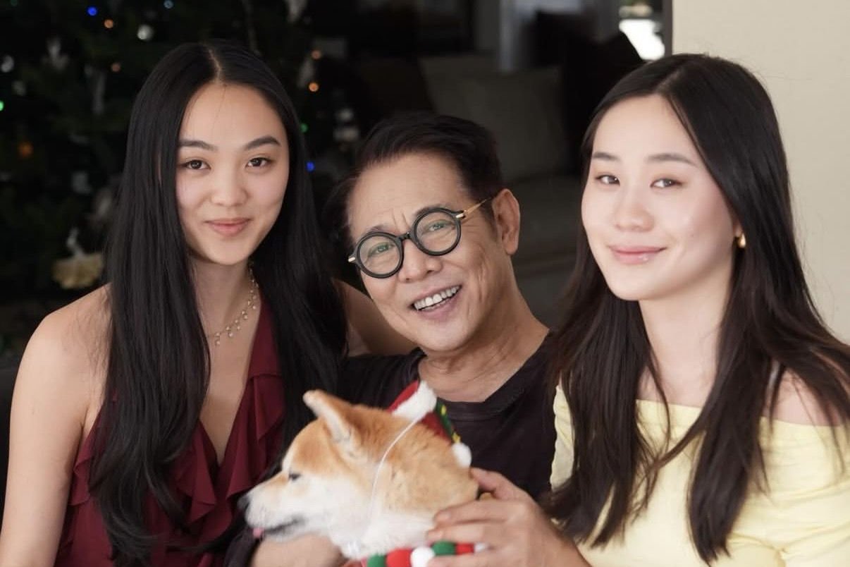 李连杰回新加坡过圣诞，抱狗与俩女儿在别墅庆祝，利智也在没露脸
