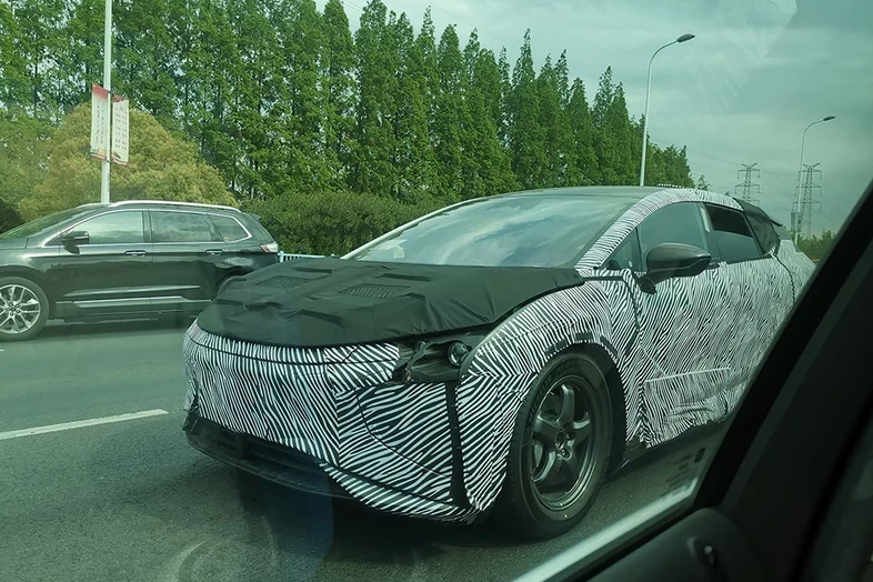 华人运通首款量产车型路试谍照曝光 预计今年下半年亮相