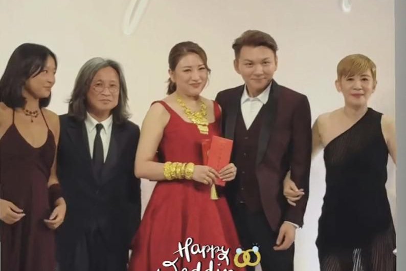 吴君如出席经理人婚礼，全家上台合照送红包，18岁女儿穿吊带出镜