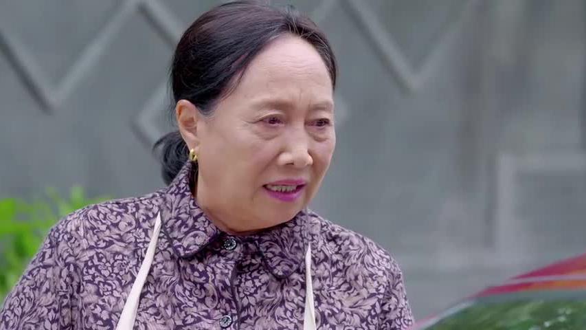 富少把宝马停到大妈摊上扔一把钱解决，小伙瞧不下去一招让他滚