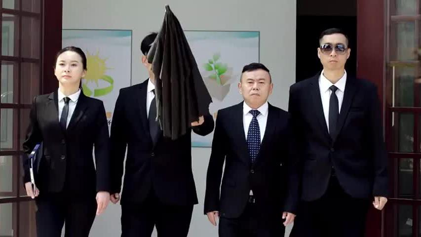 傻大叔一早醒来被人喊总裁，身后跟着几个保镖，竟还有豪车来接送