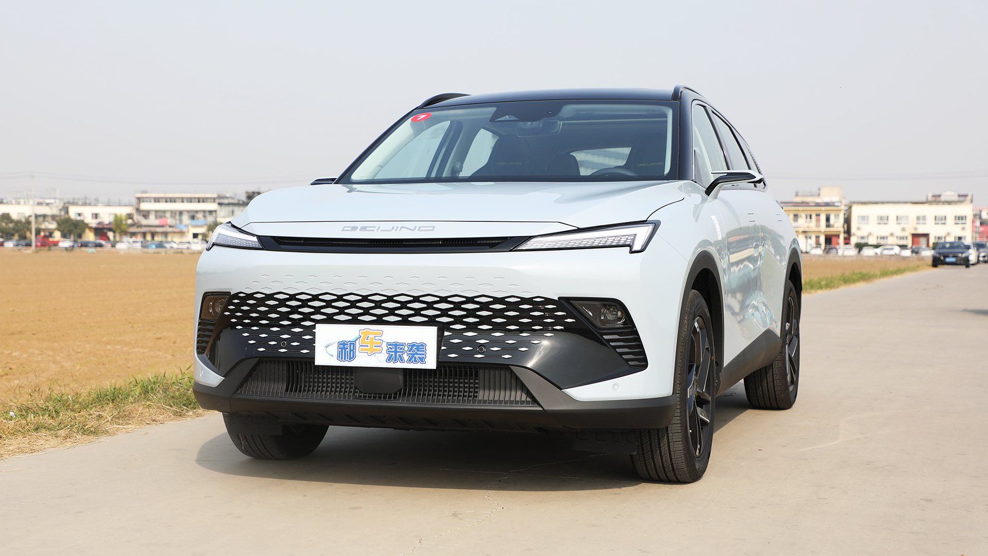 视频：搭载电子外后视镜+AR-HUD，新车售价9.99万起，揭秘北汽新魔方