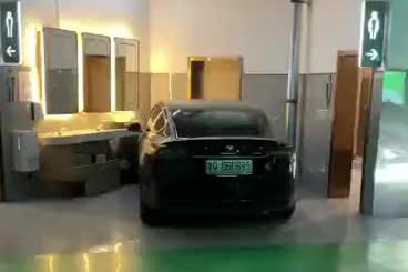 特斯拉疑失控撞厕所，车主表示后台行车记录被清空