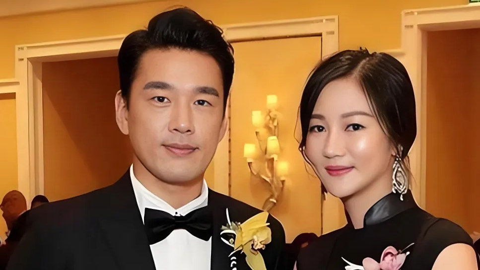 52岁王耀庆近况曝光！娶初恋生下两个儿子，相守20余年成人生赢家