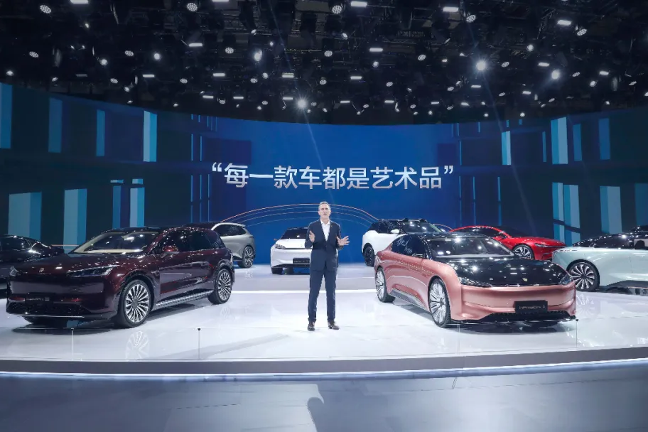 车展首秀九车齐发，恒大音浪竟力压对面宝马，明年销量稳了？