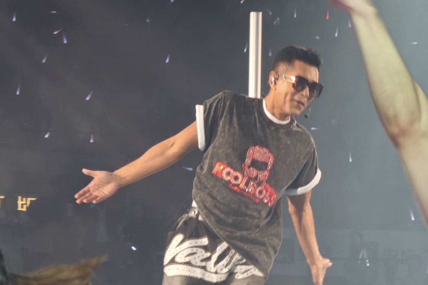 古天乐演唱会众星云集，吴美珩罕现身与林峯相拥，古妈妈坐贵宾席
