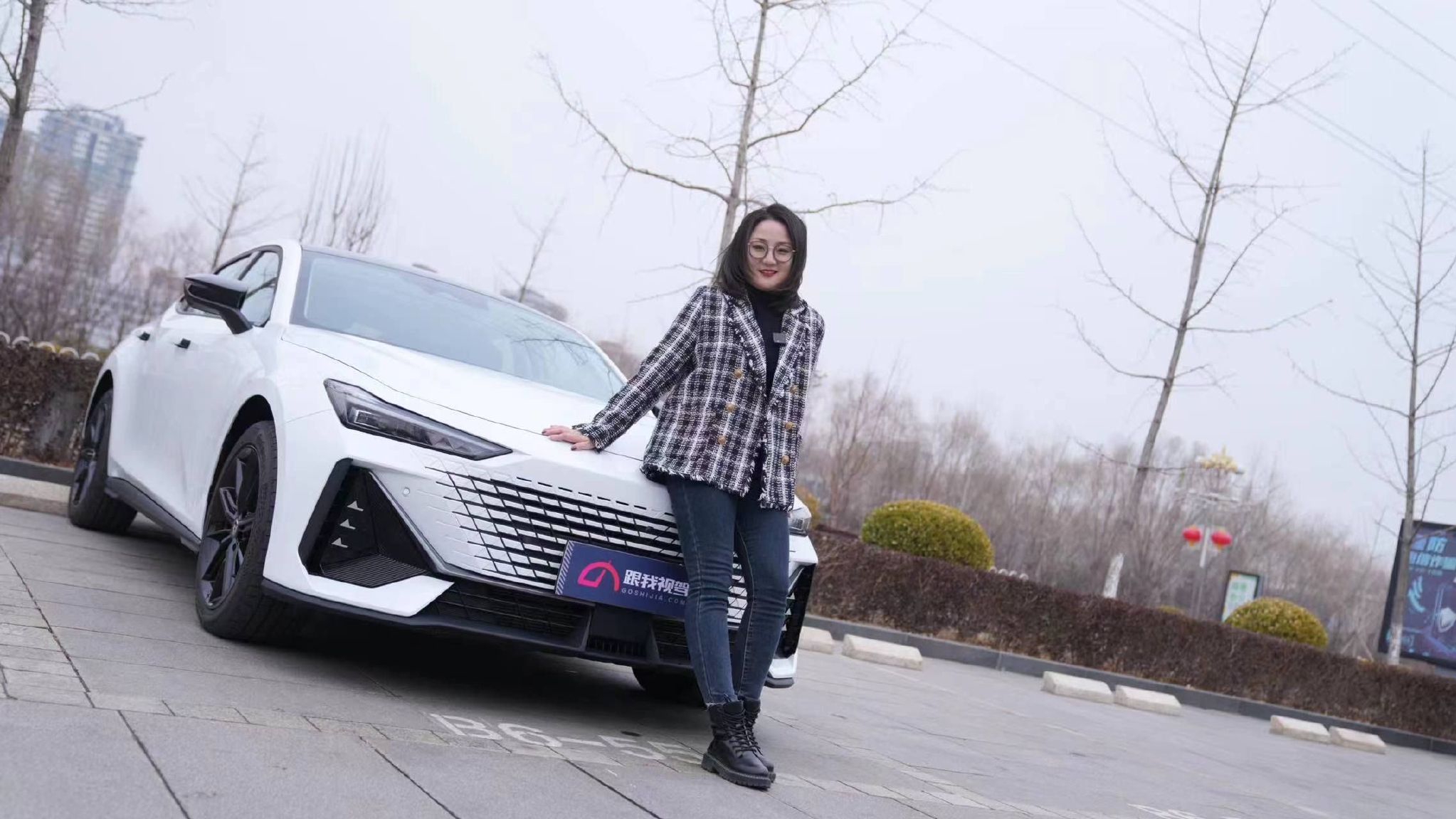 百公里油耗1.7升 能油能电 买插混就选长安UNI-V iDD！