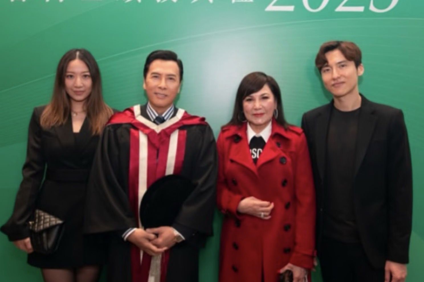 甄子丹获颁博士四代同堂，汪圆圆陪婆婆出席，合照站旁边识大体